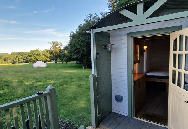 Shepherds Hut and Bell Tent Glamping in Minstead, near Lyndhurst