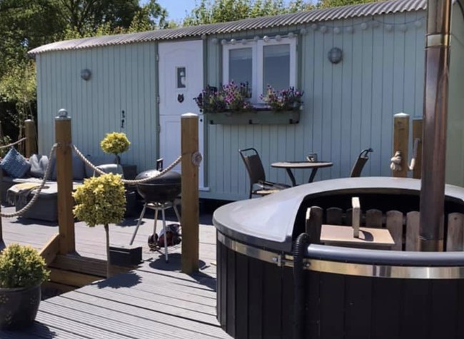 Luxury shepherds hut with hot tub